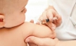 Четырехкомпонентная вакцина позволяет уменьшить число уколов, но повышает риск фебрильных судорог у детей