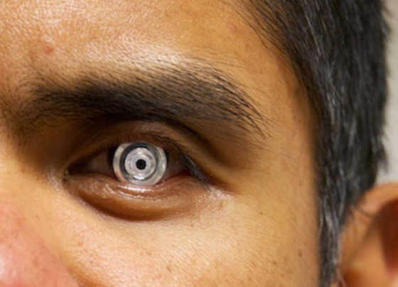 Ученые, во главе с Иосифом Фордом, разработали телескопическую контактную линзу. Фото с сайта ucsd.edu