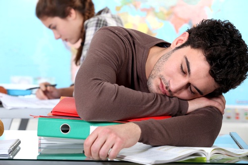 Повторяющаяся сильная сонливость может быть связана не только с переутомлением, но и, к примеру, с вашим прошлогодним гриппом. (Фото Shutterstock)