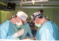 Детский кардиохирург Евгений Кривощеков оперирует в новой «чистой операционной»