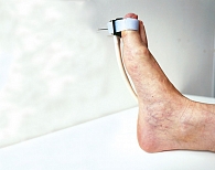 Рис. 9. Фиксация оптического волоконного зонда и температурного пробника аппарата «ЛАЗМА СТ» на пальце ноги
