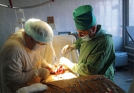 Оперирует М.Г. Леонов (справа), ассистирует врач-гинеколог С.Н. Чернов