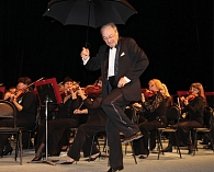 Художественный руководитель и главный дирижер оркестра М. Аннамамедов вдохновенно исполнил танец с зонтиком