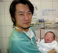 Кадзухиро Кавамура с ребёнком, родившимся после стимуляции бесплодных яичников (фото Kazuhiro Kawamura / St. Marianna University School of Medicine)