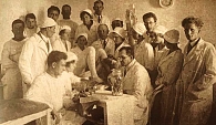 Рис. 10. Е.М. Фейертаг со студентами в клинике, 1934 г. 