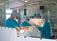 В кардиохирургическом отделении Новосибирского областного кардиологического диспансера выполняются все виды хирургического лечения ИБС, как в условиях искусственного кровообращения, так и на работающем сердце. За время работы выполнено более 1300 операций