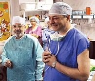 Кардиохирург Евгений Кривощеков (справа)  в детской реанимации