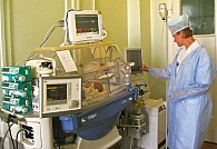 Детская областная клиническая больница. Реанимационное место для новорожденного:  аппарат для ИВЛ, кювез, монитор, дозатор