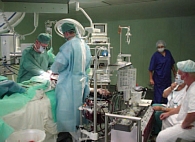 Операцию АКШ (аортокоронарное шунтирование) проводит заведующий кардиохирургическим отделением № 2, д.м.н., профессор Сергей Алексеевич Ко