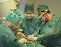 Показательную операцию имплантации трехкамерного кардиостимулятора выполняет профессор Сергей Попов.